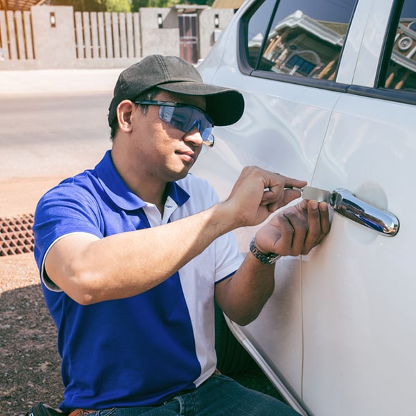 nuestro servicio de cerrajería de autos está disponible las 24 horas para emergencias de apertura de vehículos y duplicado de llaves